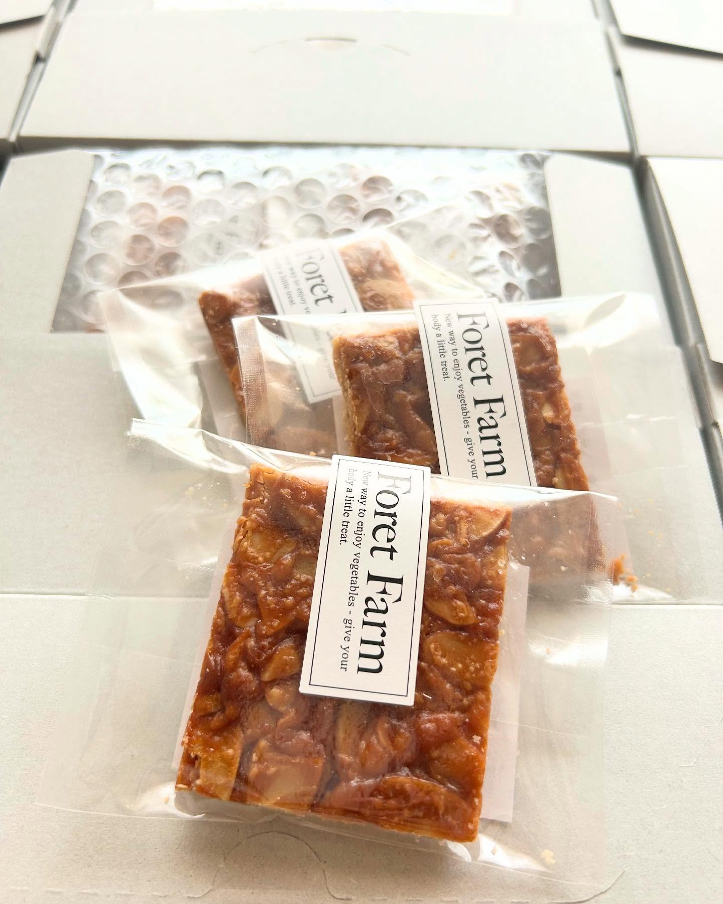 こんにちは😊
クッキーセットを始めて約1ヶ月。
意外だったのが、フロランタンだけのセットが
とても人気なこと！
「フロランタンが好き！」という方、多いんですね。
私も大好きです。

さて、いよいよゴールデンウィークですね！
通販ではフロランタン4枚セット・8枚セットを
ご用意しています。
レジャーのお供に、ティータイムのおともに、
ぜひどうぞ。

これからの季節は冷蔵庫や冷凍庫で冷やして、
パリポリ食感を楽しむのもおすすめです。

ご購入はプロフィールのリンクから
ForetFarmのホームページへどうぞ  @foretfarm 

それでは良い連休をお過ごしください♪

＊＊＊＊＊＊＊＊＊＊＊＊＊＊＊＊＊＊＊＊＊＊＊＊＊＊
@foretfarm 
Foret Farm
「晴れの国」岡山県で農業をしています。
自社農園とパートナー農家で有機JASを取得し、無農薬、減農薬にこだわった野菜や果物から加工食品、プラントベーススイーツを作っています。

ForetFarmのスイーツは
『あなたとあなたの大切な人へ、
からだにやさしいスイーツを』をコンセプトに、
安心して食べられるおやつ作りを目指しています。

スイーツは全て卵・乳・小麦・白砂糖・動物性材料不使用、できるだけ有機材料でお作りしています。

お気軽に、フォローや”いいね”👍
よろしくお願いします😊
＊＊＊＊＊＊＊＊＊＊＊＊＊＊＊＊＊＊＊＊＊＊＊＊＊＊

#米粉スイーツ #フロランタン #グルテンフリー #ヴィーガンスイーツ #植物性スイーツ #焼き菓子通販 #ForetFarm #焼き菓子のある暮らし #おやつ時間 #母の日ギフトにも#無農薬野菜#有機野菜#有機jas